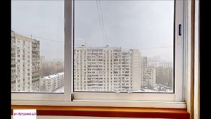 Парк с озером во дворе дома в Москве