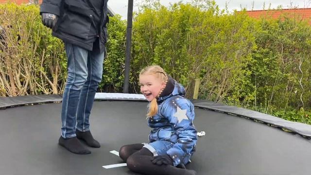 KAN VI SÆTTE TRAMPOLINEN OP? смотреть онлайн