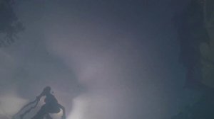 Плаваю под водой в бассейне и показываю звук под водой как в море