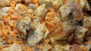 Картошка с мясом в казане на плите.