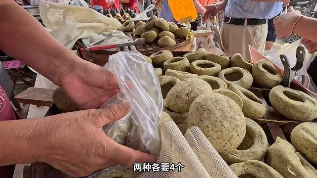 山東濟南大集市，煎餅一米大薄如紙，解馋还得深海煎魚；韭菜餅形似月牙做不及，吊爐烧餅百搭吃法，夾肉夾菜夾裏脊；脆皮百味小鍋盔引人無數，葱花大餅小丸子年輕人是真愛啊/Shandong Market/4k