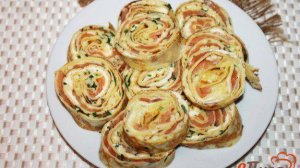 Блинный рулет с красной рыбой, маслом и сыром