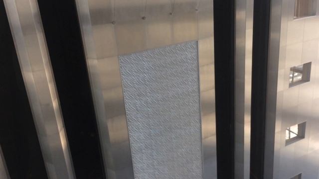 Подъем в стеклянном лифте отель Дубая