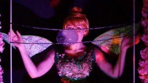 Шоу мыльных пузырей на вертикальной рамке