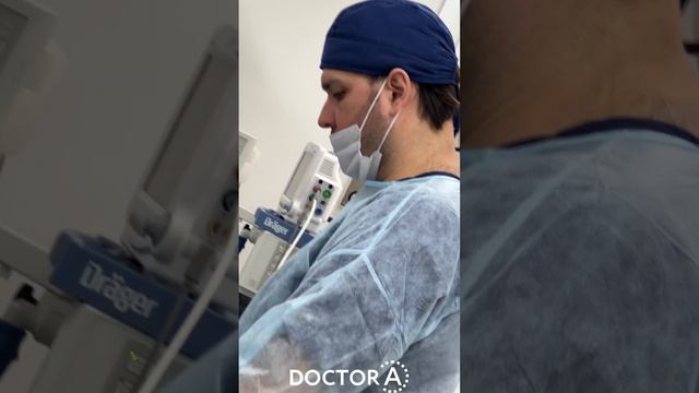 Мужская липосакция живота боков и подбородка в процессе.