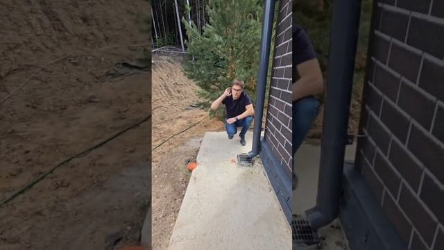 Простое РЕШЕНИЕ от ВОДЫ под отмосткой #экспрессоценка #стройка #стройкадома #строительство #дом смотреть онлайн