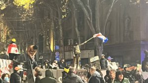 «Мирные» акции с коктейлями Молотова: в беспорядках в Грузии пострадали десятки полицейских