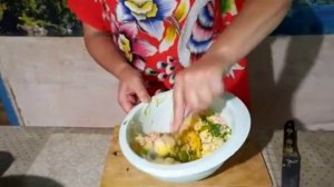 Беру четыре картошки и готовлю завтрак.