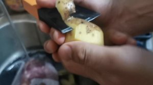 Чистка картошки топориком Fiskars X5