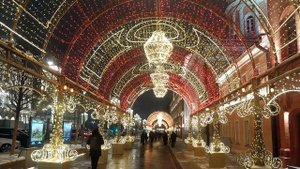 Новогодний световой туннель на Новой площади в Москве