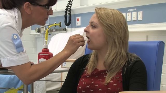 Using a disposable thermometer смотреть онлайн