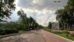 Дочка богача, тайком от няни, угостила продрогшую бабулю в парке булочкой… А когда та шепнула ЭТО…