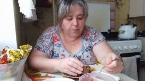 Тест-Мукбанг. На новой сковородке жарю картошечку и батон с яйцом.