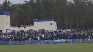 Фанаты "Днепра" поют песню "Воины света" на матче с "Крумкачами"