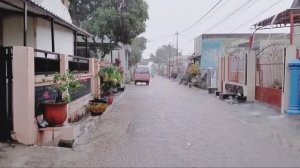 Сильный дождь, молния и наводнение! | Экстремальные погодные условия в Индонезийской деревне.