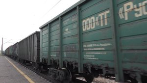 Электровоз ЭП1М-395 с почтово-багажным поездом и электровоз ВЛ80С-1547 с грузовым поездом