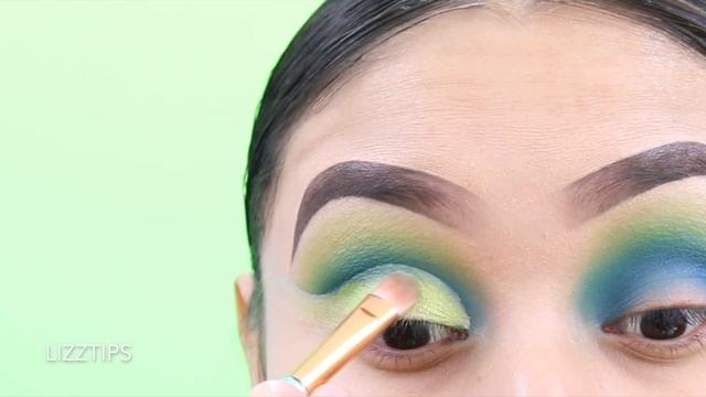 Maquillaje de ojos verde con Azul 2019