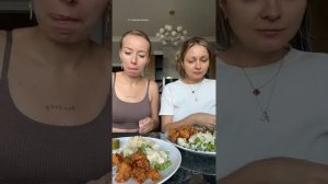 Подруга пробует ВЕГАНСКУЮ еду