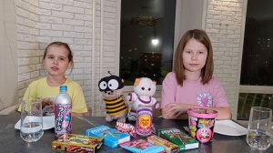 Басик Жорик и Лили пробуют сладости из Азии