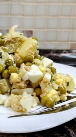 Салат с печенью трески. Теперь это наш любимый салат. Рецепт вкусного салата. #shorts