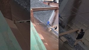 Строительство, разгрузка баржи