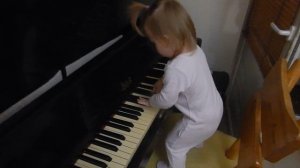 Виртуозная игра на пианино в 1 год 5 месяцев в 12 часов ночи (соседи в экстазе)