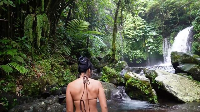 AIR TERJUN INDAH DI BALI || YEH HOO WATERFALL BALI AIRNYA DINGIN BANGETTTT😰🥶 смотреть онлайн