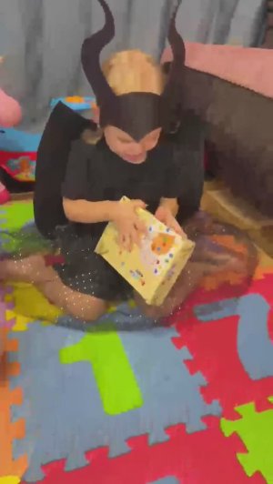 Детские игры. Распаковка косметички