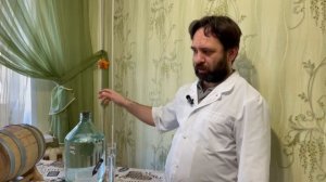 Залив яблочного кальвадоса в дубовую бочку