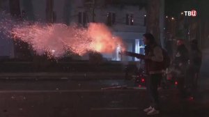 Протестующие в Тбилиси разбили витрины, подожгли здание парламента и атаковали стражей порядка