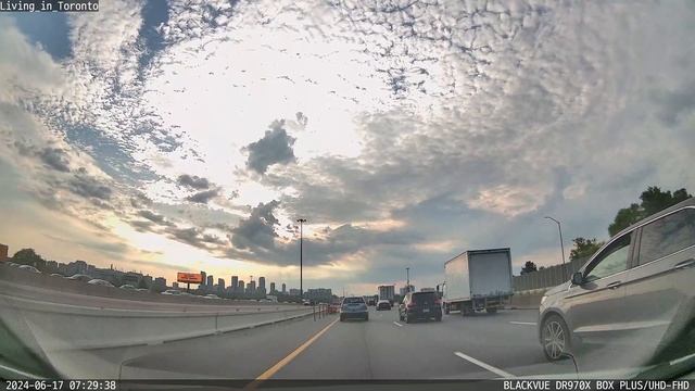 Driving on #highway401 eastbound in Toronto смотреть онлайн