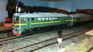 Тепловоз 2М62 с грузовым поездом на макете СЖД