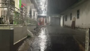 В Индонезийской деревне очень сильный дождь, сопровождающийся туманом. Видимость ограничена‼️