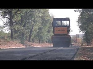 Ремонт дорог в Красном Луче продолжается. "Башкиравтодор" укладывает асфальт по ул. Малидовского.