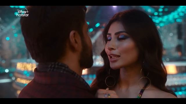 Emraan Hashmi & Mouni Roy's Steamy Kiss in 'Showtime'! смотреть онлайн