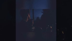 Маша подходит к краю крыши