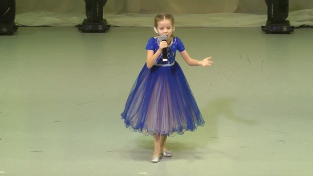 Ионова Маша читает стихи Ксении Валаханович для мам и пап