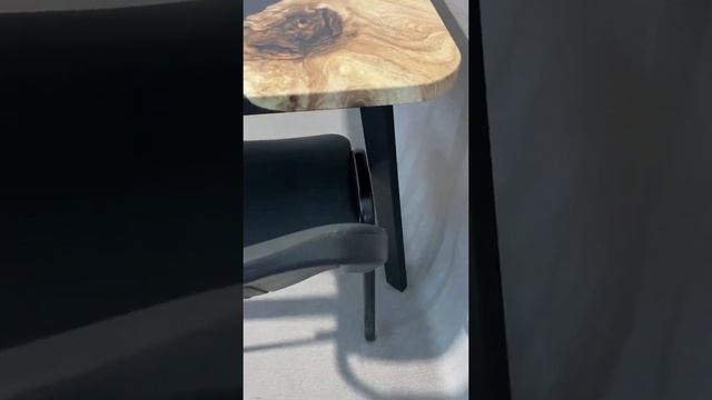 Стол «THETABLE орех светлый река чёрная» 1200*800*32 мм ножки лофт чёрные. смотреть онлайн