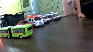 Игрушечный автобус, который сам едет