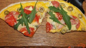 Пицца на готовой основе с салями, голубым сыром и оливками