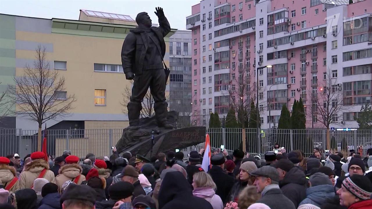 На Ходынском поле открыли памятник легендарному летчику-испытателю Валерию Чкалову