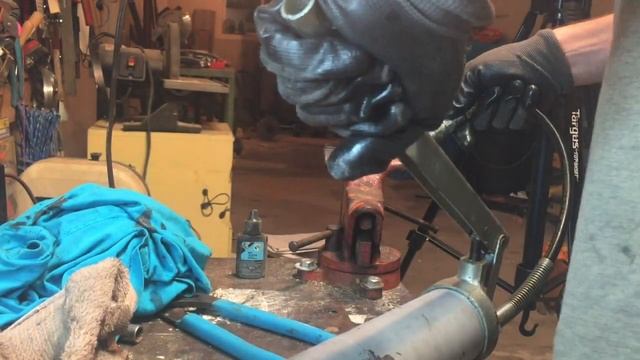 Grease Gun Created INCREDIBLE PRESSURE! смотреть онлайн