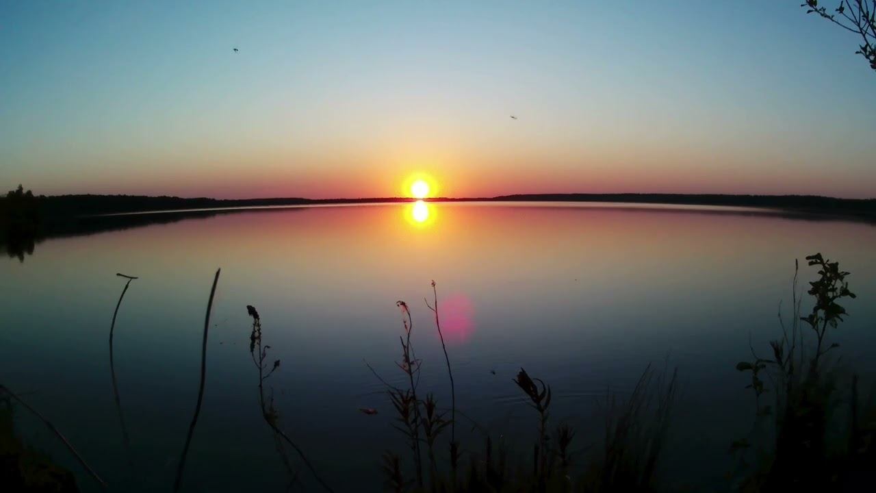 красивый закат на рубском озере штиль на воде и заход солнца и пение птиц. таймлапс скорость 6х