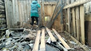 Похолодало.Пилю дрова для дачи.