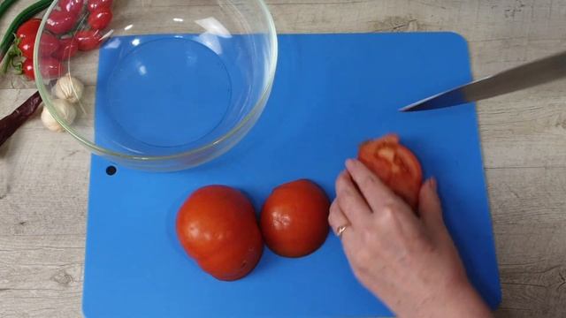 Соседка по огороду поделилась шикарной закуской ИЗ ПОМИДОРОВ! Весь секрет в заправке..!
