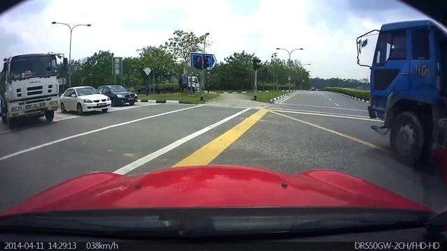 How accident can happen at road junction? смотреть онлайн