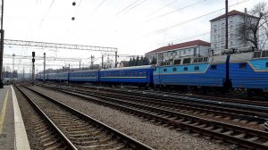 Электровоз ЧС7-121 с пассажирским поездом