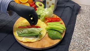 Яичный ролл полезный завтрак. Egg roll healthy breakfast