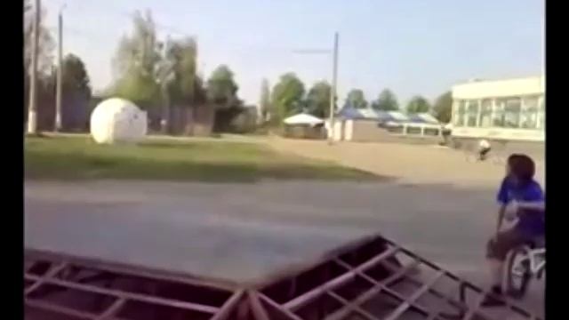 поцык рекламирует шампунь против перхоти|RYTP
