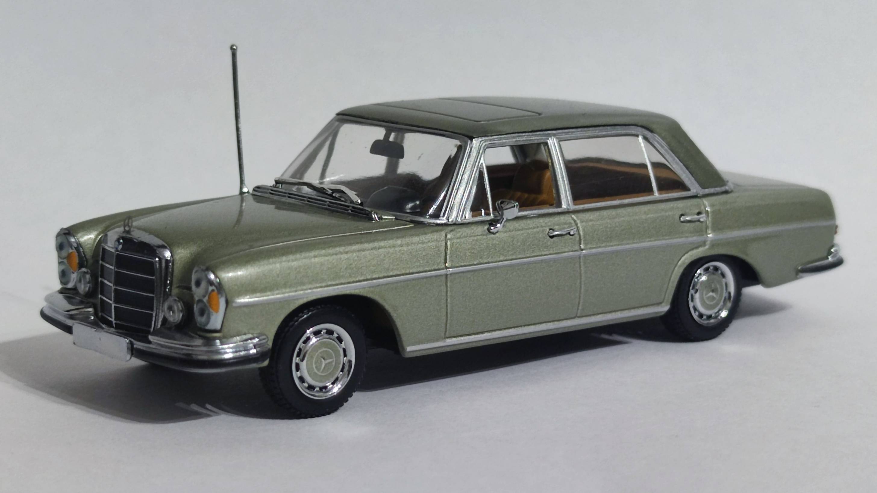 143 Mercedes Benz. 37 MB 300 SEL W109.